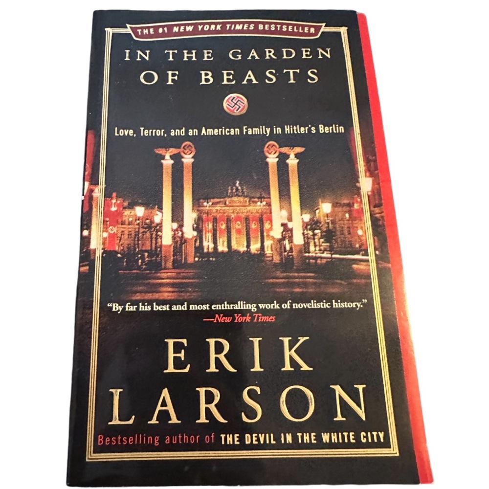In the Garden of Beasts by Erik Larson Paperback Love Terror And Holocaust Book